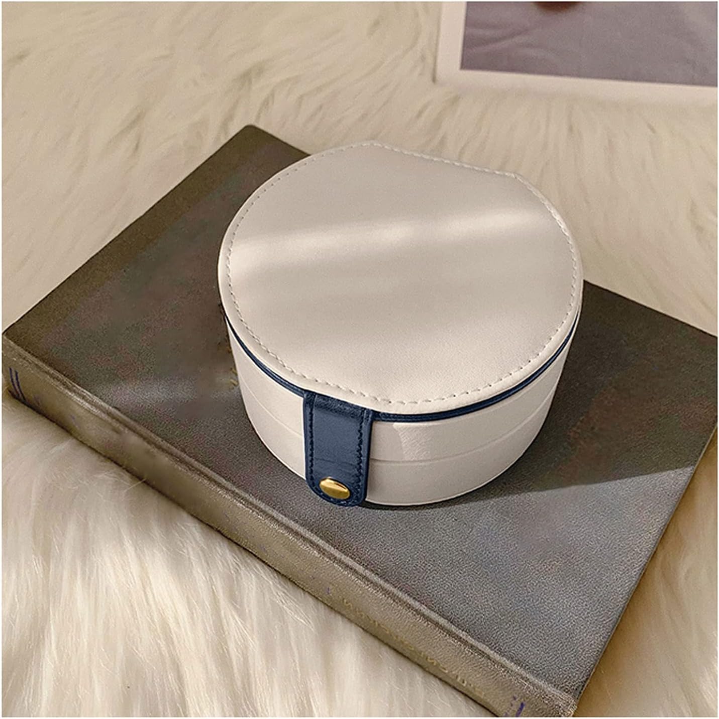 Organizator de bijuterii, Zola®, rotund, compartimente detasabile, cu oglinda, diametru 11 cm, alb Organizator de bijuterii, Zola®, rotund, compartimente detasabile, cu oglinda, diametru 11 cm, alb